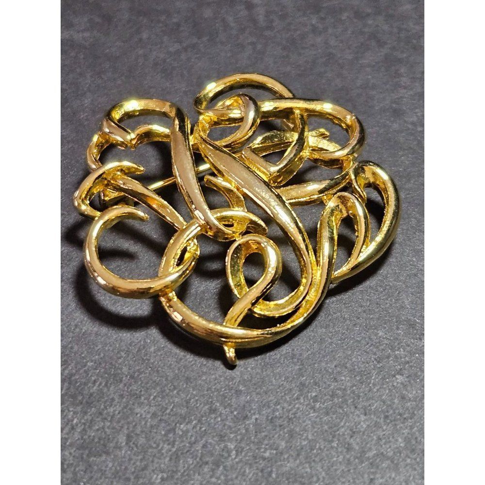 Gold tone vintage round swirly brooch